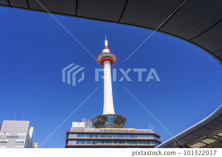 Kyoto Tower seen from the bus stop and the cityscape around Kyoto Station 101322017