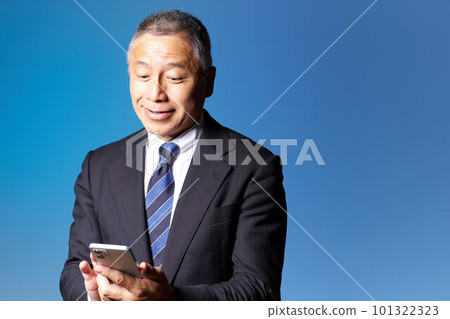 中高級商人檢查智能手機藍背商業形象 101322323