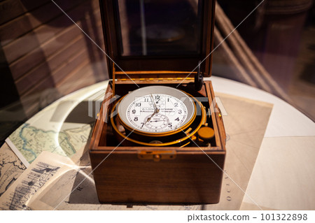 29.11.2022, Moscow. An old marine chronometer in a wooden box 29.11.2022, Moscow. An old marine chronometer in a wooden box 101322898