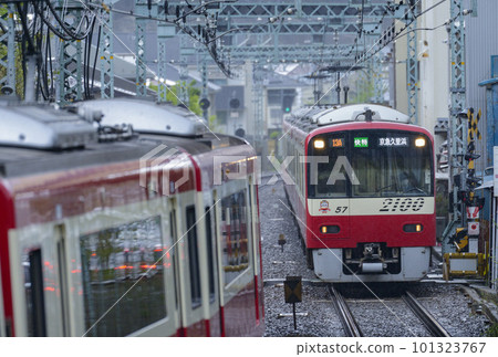 Train running in the rain [Kanagawa Prefecture] Keihin Electric Railway 101323767