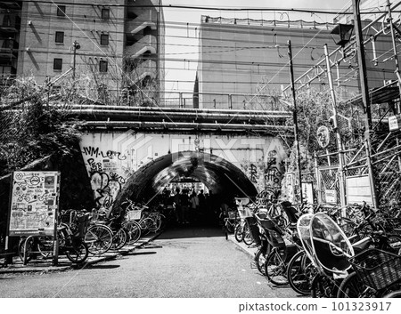 帶自行車停車場的警衛下的風景澀谷單色 101323917