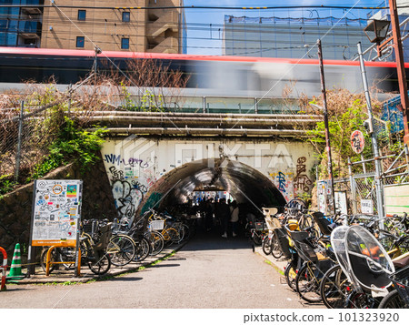 有自行車停車場的守衛下的風景澀谷 101323920