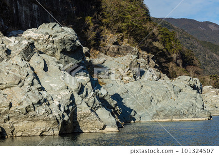 從流經日本德島縣三好市的吉野川遊船上看到的大步危峽 從流經日本德島縣三好市的吉野川遊船上看到的大步危峽 101324507