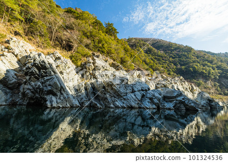 從流經日本德島縣三好市的吉野川遊船上看到的大步危峽 從流經日本德島縣三好市的吉野川遊船上看到的大步危峽 101324536