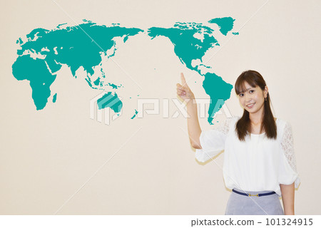 指著世界地圖的女人 101324915