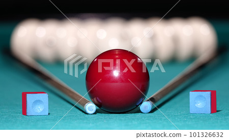 pool table with balls and cue pool table with balls and cue 101326632