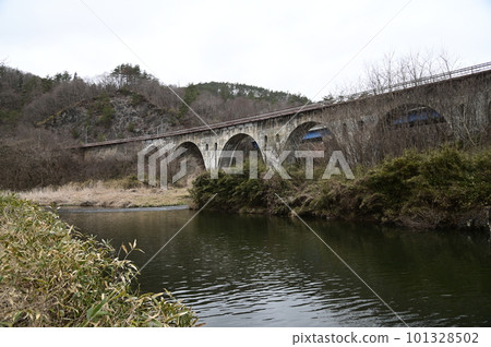 蒸汽機車也運行的釜石線辰藻部川大橋 蒸汽機車也運行的釜石線辰藻部川大橋 101328502