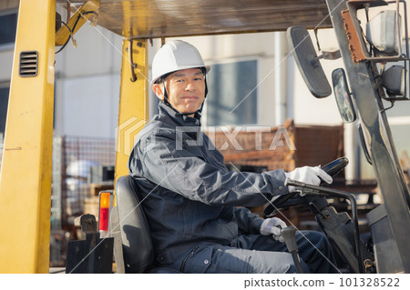 操作鏟車的工作者 101328522