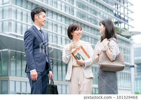 Business team of 3 people 101329468