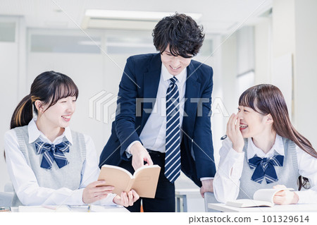 接受老師指導的高中生 101329614