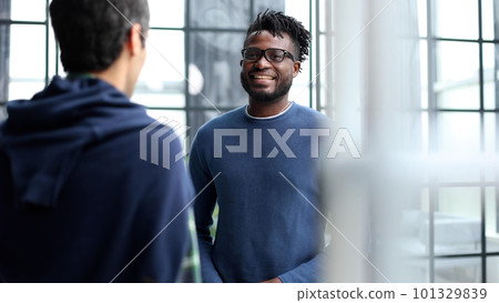 Business men discussing plans in modern office 101329839