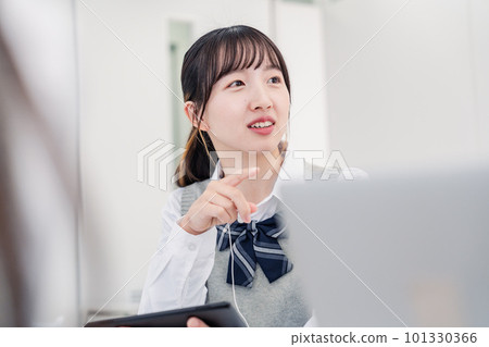 爭論不休的女高中生 101330366