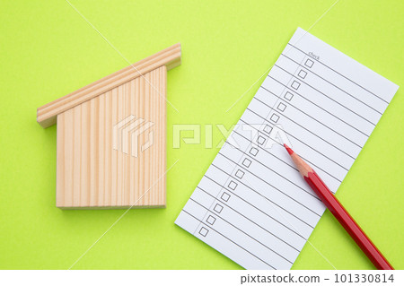 房屋、清單和紅鉛筆 房屋、清單和紅鉛筆 101330814