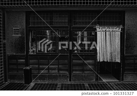 The entrance behind the izakaya Negative and positive reversed illustration 101331327