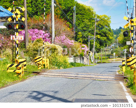 春天天氣中的小湊鐵路交叉口 春天天氣中的小湊鐵路交叉口 101331551