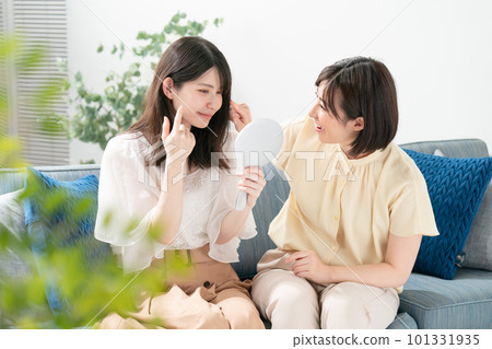 Beauty women 2 people Beauty women 2 people 101331935