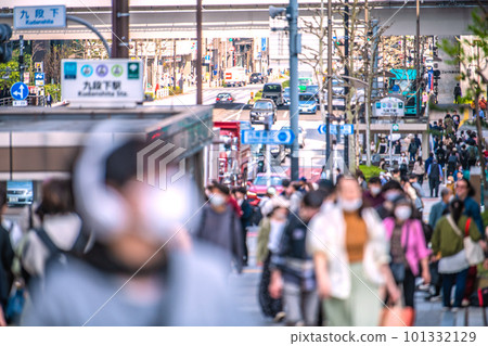 日本東京城市景觀 戴著面具進行個人判斷。熙熙攘攘的九段下站一景(千鳥淵的櫻花盛開)=4月1日 日本東京城市景觀 戴著面具進行個人判斷。熙熙攘攘的九段下站一景(千鳥淵的櫻花盛開)=4月1日 101332129
