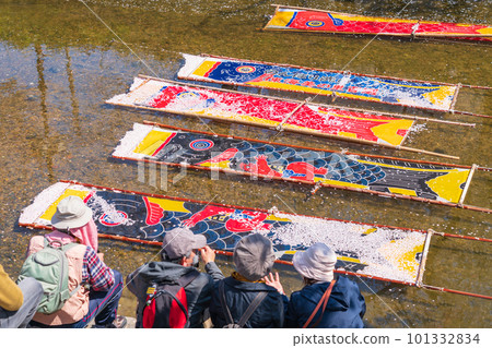 Gojo River in spring, lazy washing <Iwakura City, Aichi Prefecture> 101332834