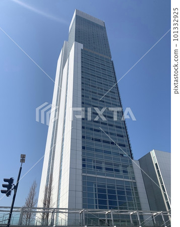 蔚藍的天空中閃耀的高層建築 101332925