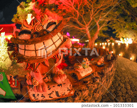 Okinawa night view and shisa 101333301