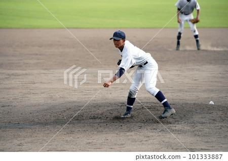 Left-handed pitcher immediately after pitching (high school baseball) 101333887