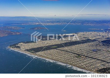 Sunny view of the San Francisco cityscape 101336923
