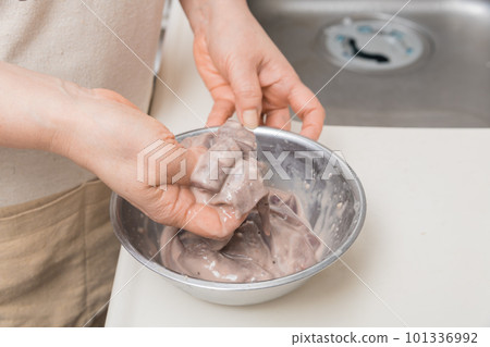 [Mix katakuriko and salad oil with pork liver after preparation] 101336992