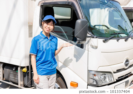 站在卡車前的年輕女司機 101337404