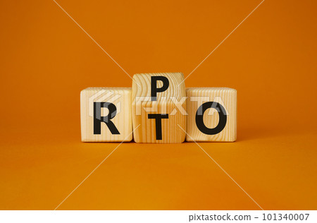 RPO vs RTO symbol. Turned wooden cubes with words RTO to RPO. Beautiful orange background. business concept. Copy space 101340007