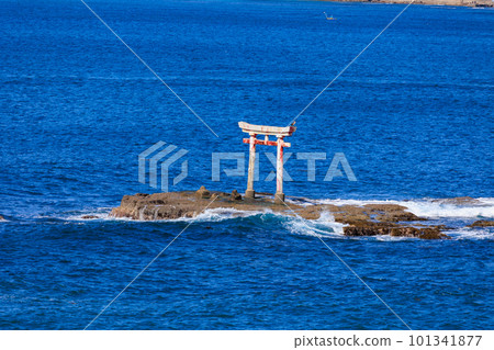 從千葉縣勝浦市八幡岬公園展望台看到的舊富崎神社海之鳥居 從千葉縣勝浦市八幡岬公園展望台看到的舊富崎神社海之鳥居 101341877