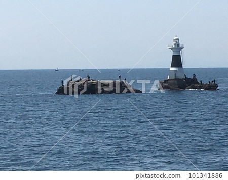 在一個晚春的早晨,Taikobo 和他的朋友們在漂浮在 Uraga 海峽中的無人島 Kaido 上拋下了一根釣魚線。 在一個晚春的早晨,Taikobo 和他的朋友們在漂浮在 Uraga 海峽中的無人島 Kaido 上拋下了一根釣魚線。 101341886