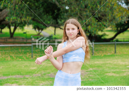 澳洲初中生在公園練瑜伽熱身 101342355