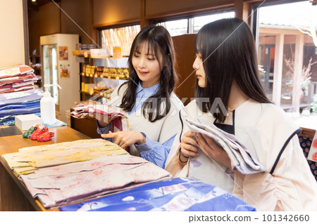 在水療中心選擇浴衣的女人 在水療中心選擇浴衣的女人 101342660