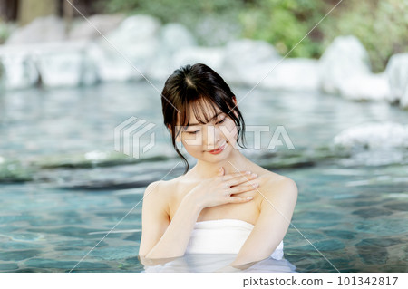 A young woman taking a leisurely open-air bath 101342817