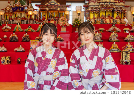 Hina 娃娃和年輕的女人 101342948