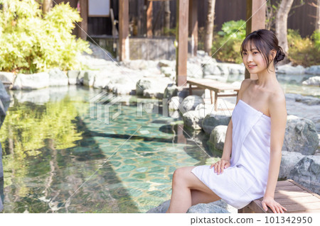 一個年輕的女人，悠閒地露天浴 101342950