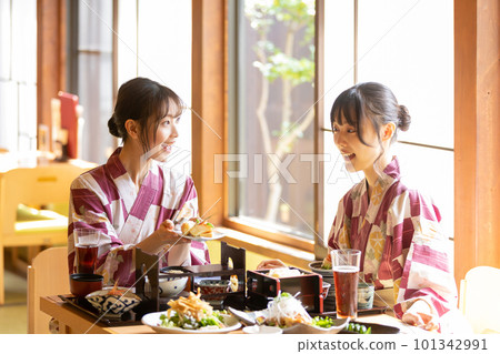 穿著浴衣在旅館吃飯的女人 101342991