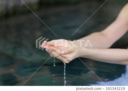 Hand scooping hot spring water Hand scooping hot spring water 101343219