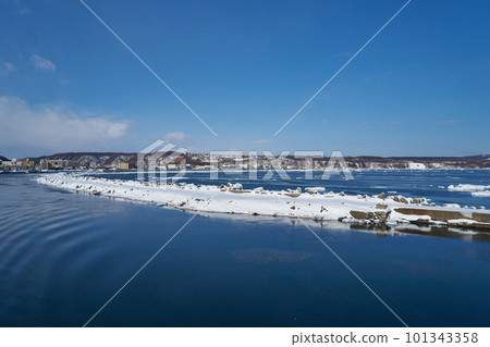 從船上看到的北海道鄂霍次克海流冰 從船上看到的北海道鄂霍次克海流冰 101343358