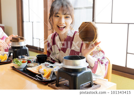 一個在旅館裡享受烹飪的年輕女人 101343415