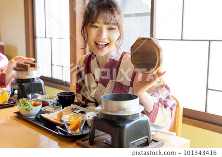 一個在旅館裡享受烹飪的年輕女人 101343416