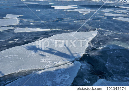 從船上看到的北海道鄂霍次克海流冰 從船上看到的北海道鄂霍次克海流冰 101343674