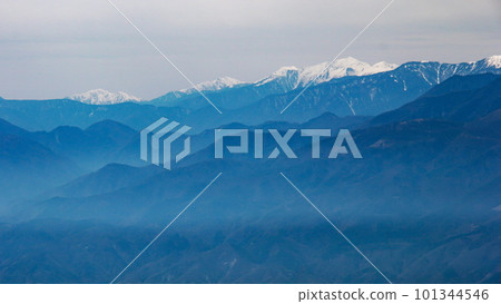 Spring in Yamanashi View of the Southern Alps (Mt. Hijiri, Mt. Akaishi, Mt. Warusawa) from the summit of Mt. Kayagatake 101344546
