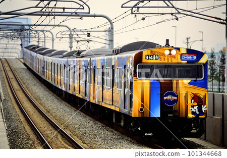 2001 Eight 103 series local trains running on the JR Yumesaki Line 2001 Eight 103 series local trains running on the JR Yumesaki Line 101344668