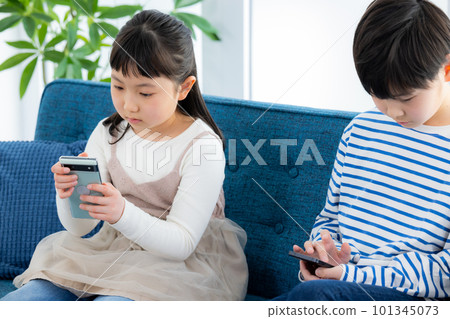 客廳裡看智能手機的小孩』 101345073