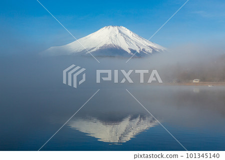 黎明時分，富士山漂浮在山中湖的晨霧中 101345140