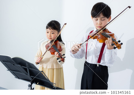 A child playing the violin 101345161