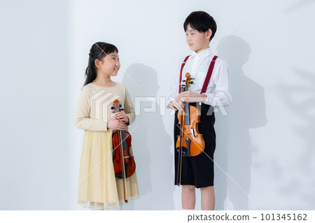 Children playing the violin 101345162