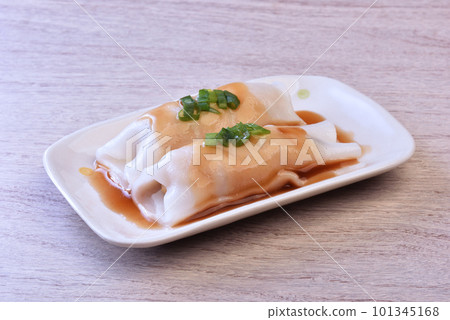 Steamed rice rolls with fresh prawn filling  101345168