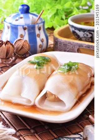 Steamed rice rolls with fresh prawn filling Steamed rice rolls with fresh prawn filling 101345169